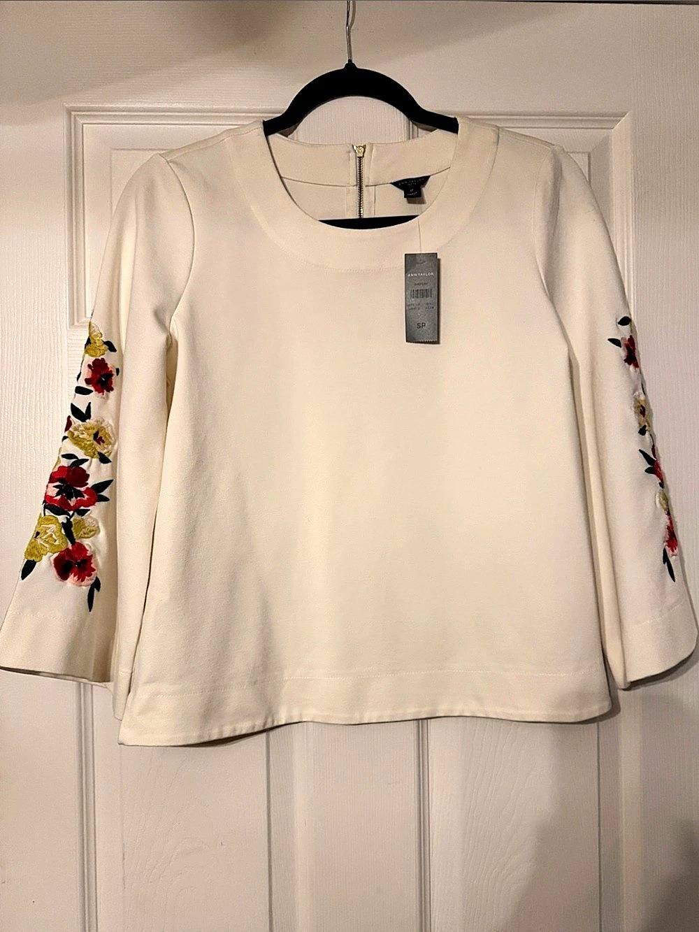 Ann Taylor Floral Bell Sleeve Blouse in Ivory Size Petite Small NWT